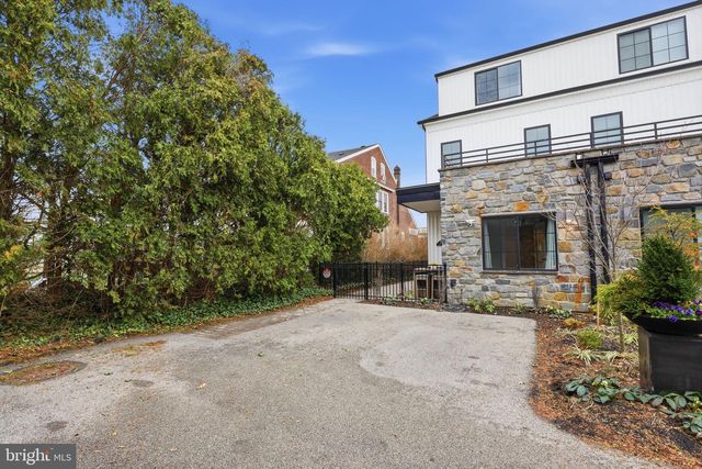 547 WALNUT LN, Philadelphia, PA 19128