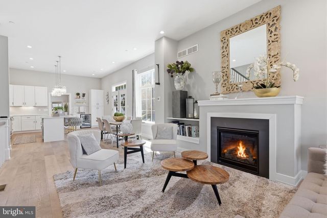 547 WALNUT LN, Philadelphia, PA 19128