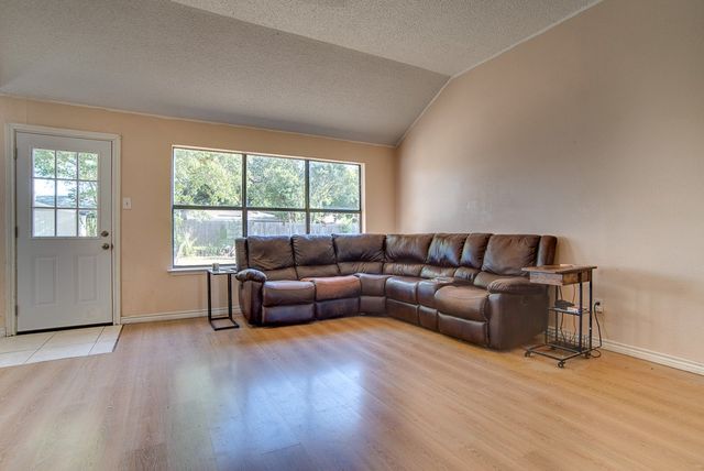 6545 Meadowlark Lane E, Watauga, TX 76148