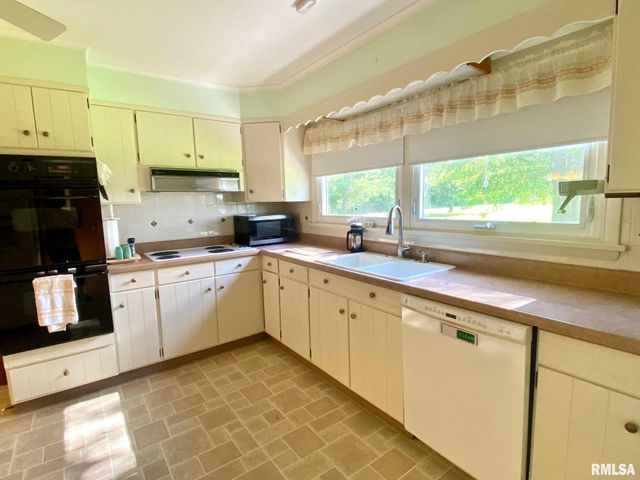 807 W MARKET Street, Christopher, IL 62822