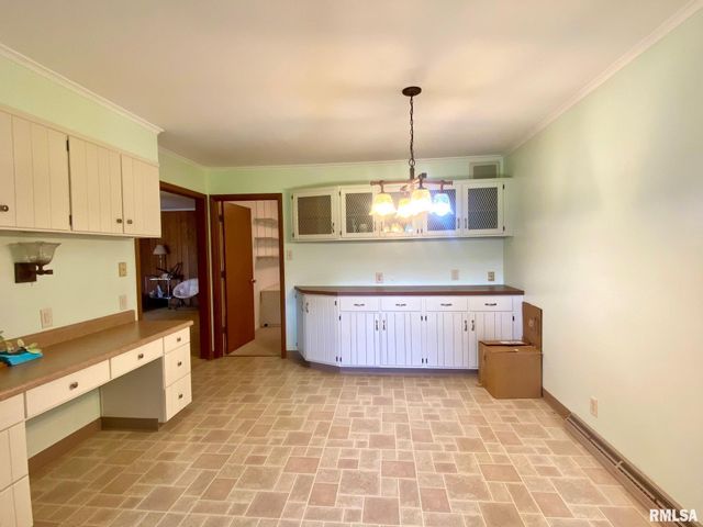 807 W MARKET Street, Christopher, IL 62822