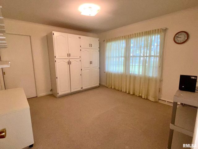 807 W MARKET Street, Christopher, IL 62822