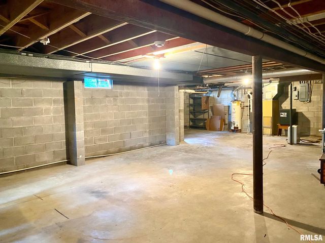 807 W MARKET Street, Christopher, IL 62822