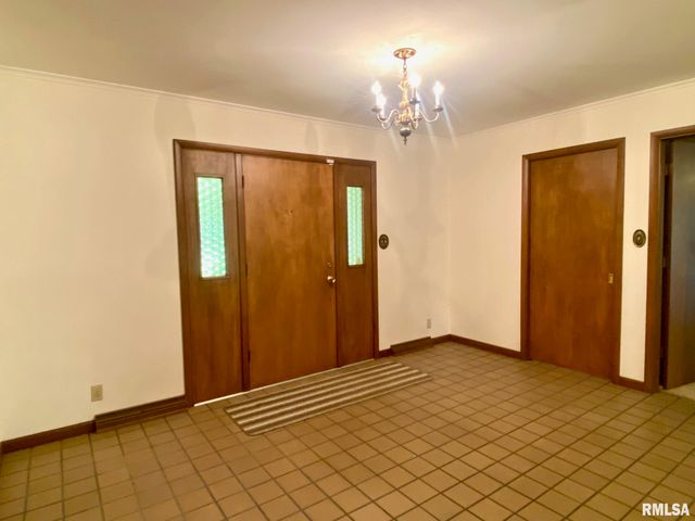 807 W MARKET Street, Christopher, IL 62822