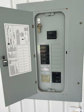 807 W MARKET Street, Christopher, IL 62822