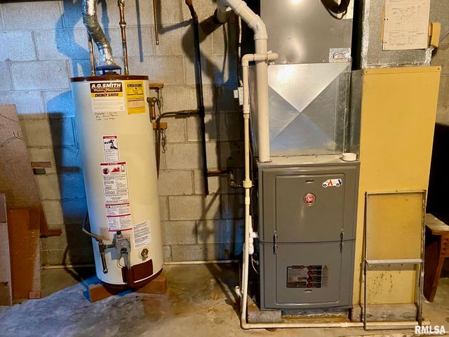 807 W MARKET Street, Christopher, IL 62822