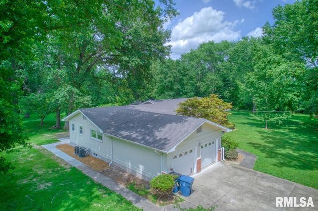 807 W MARKET Street, Christopher, IL 62822