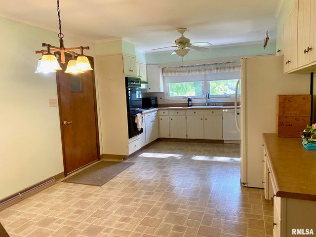 807 W MARKET Street, Christopher, IL 62822