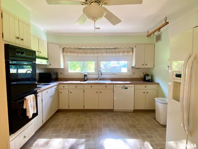 807 W MARKET Street, Christopher, IL 62822