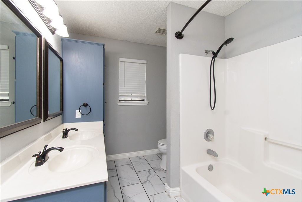 Image 10 of property listing at 3002 Honeysuckle Circle, Killeen, TX 76542