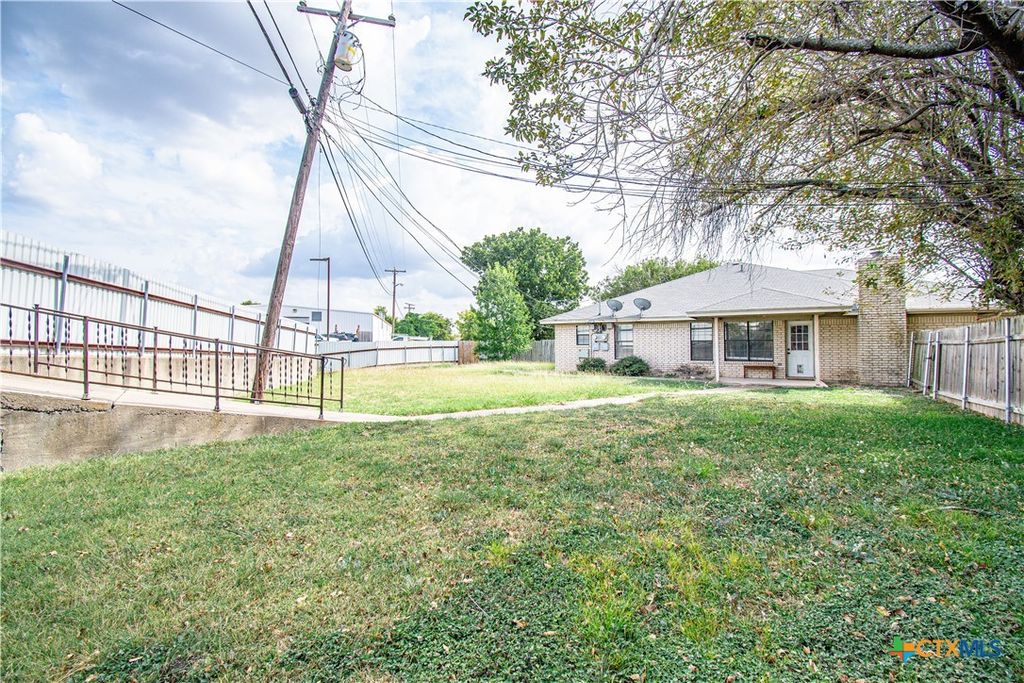 Image 27 of property listing at 3002 Honeysuckle Circle, Killeen, TX 76542