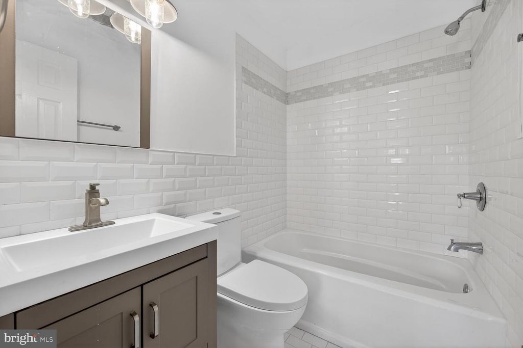 Image 11 of property listing at 7205 LIVINGSTON RD, Oxon Hill, MD 20745