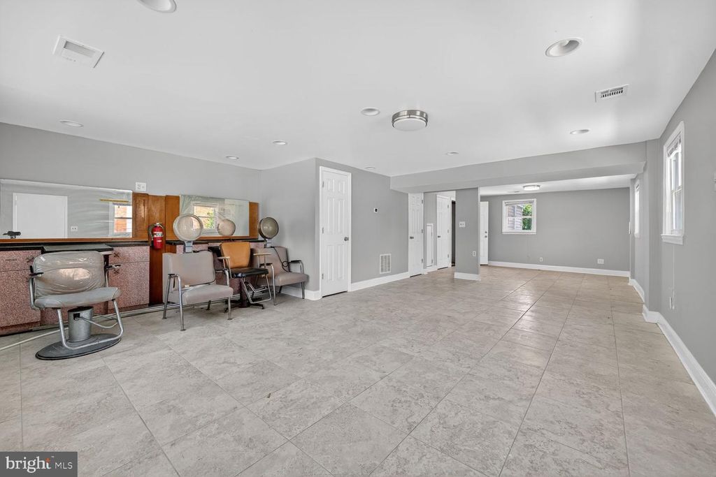 Image 17 of property listing at 7205 LIVINGSTON RD, Oxon Hill, MD 20745