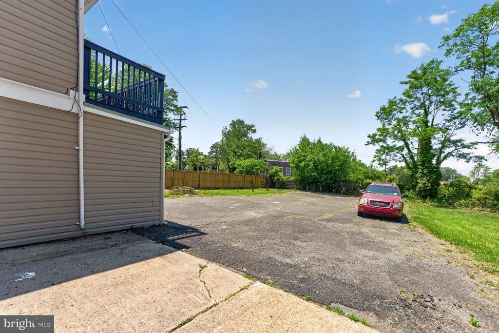 Image 4 of property listing at 7205 LIVINGSTON RD, Oxon Hill, MD 20745