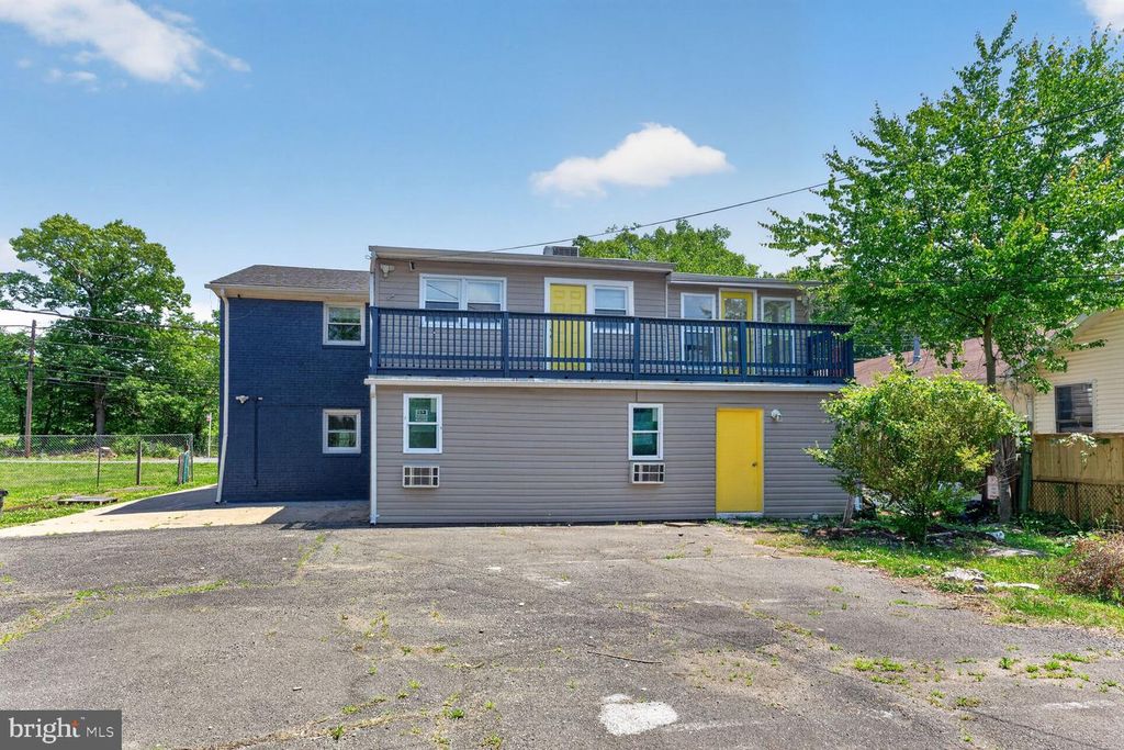 Image 5 of property listing at 7205 LIVINGSTON RD, Oxon Hill, MD 20745