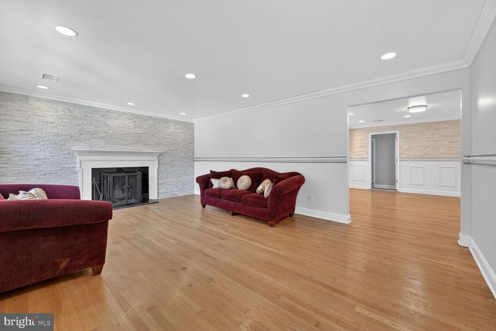 Image 6 of property listing at 7205 LIVINGSTON RD, Oxon Hill, MD 20745