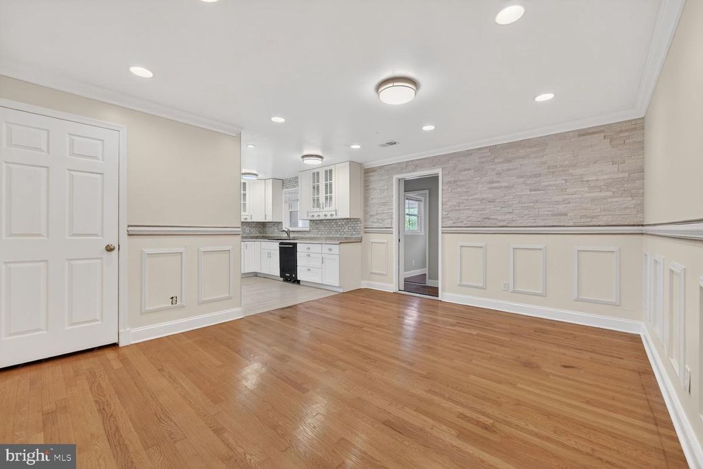 Image 7 of property listing at 7205 LIVINGSTON RD, Oxon Hill, MD 20745