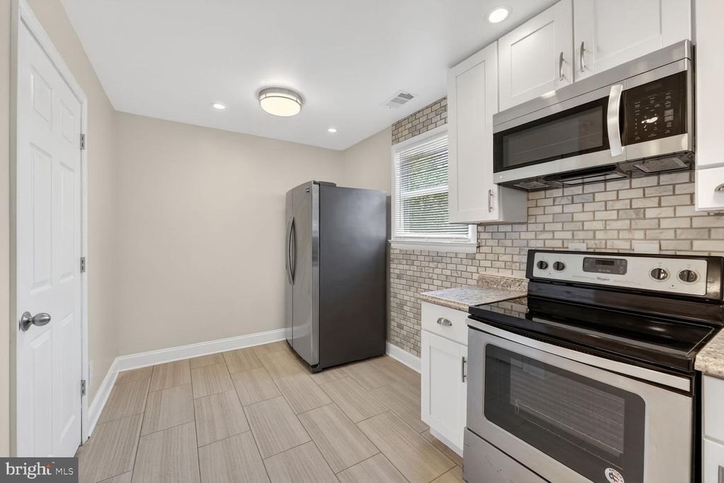 Image 9 of property listing at 7205 LIVINGSTON RD, Oxon Hill, MD 20745