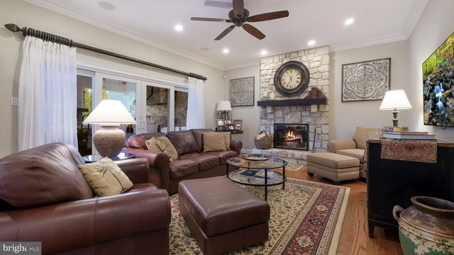 33 BITTERSWEET DR, Doylestown, PA 18901