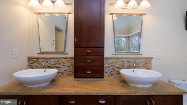 33 BITTERSWEET DR, Doylestown, PA 18901