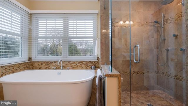 33 BITTERSWEET DR, Doylestown, PA 18901