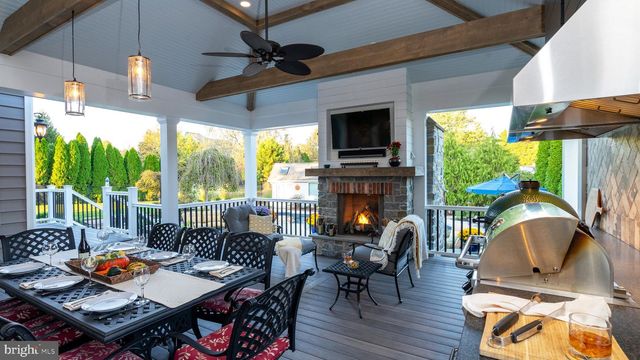 33 BITTERSWEET DR, Doylestown, PA 18901