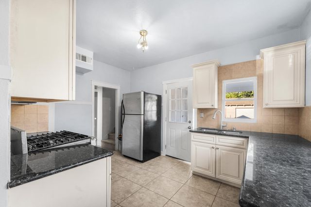 814 N Roosevelt Avenue, Fresno, CA 93728