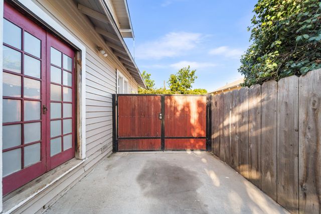 814 N Roosevelt Avenue, Fresno, CA 93728
