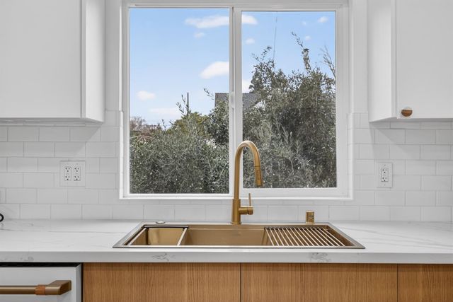 628 42nd St, Sacramento, CA 95819