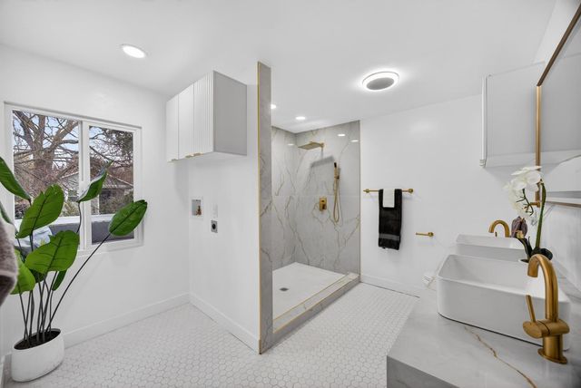 628 42nd St, Sacramento, CA 95819