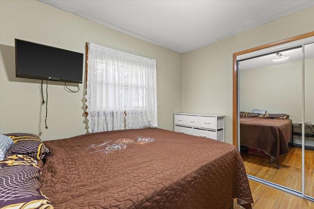 707 W Maplewood COURT, Milwaukee, WI 53221