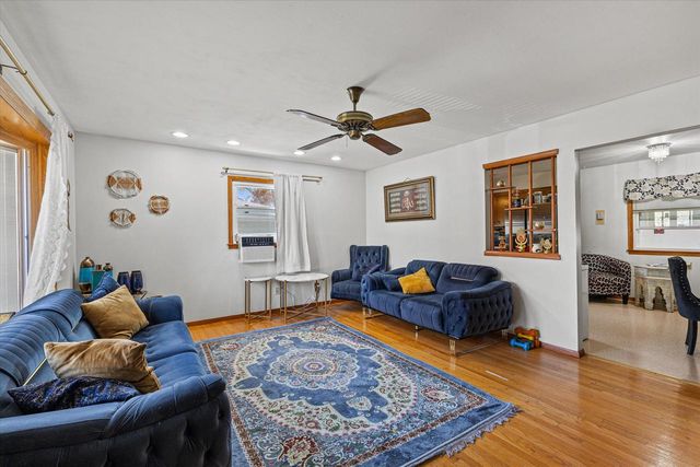 707 W Maplewood COURT, Milwaukee, WI 53221