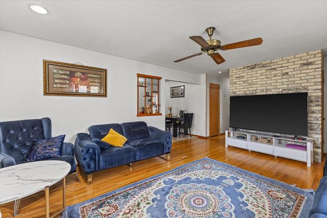 707 W Maplewood COURT, Milwaukee, WI 53221