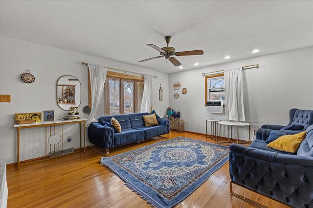 707 W Maplewood COURT, Milwaukee, WI 53221