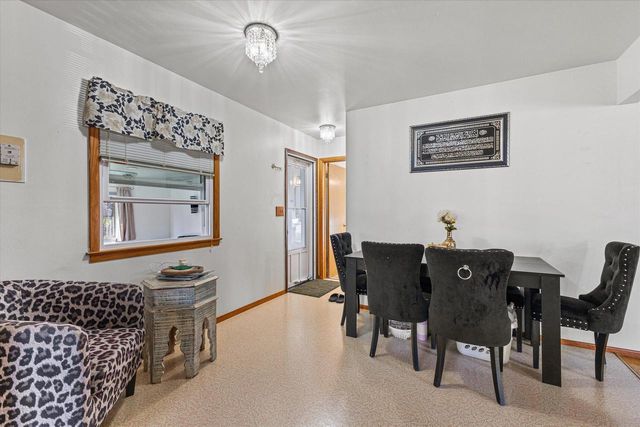 707 W Maplewood COURT, Milwaukee, WI 53221