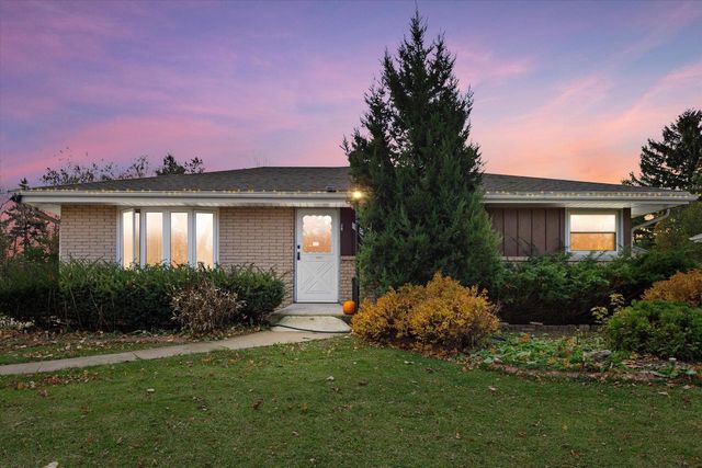 707 W Maplewood COURT, Milwaukee, WI 53221