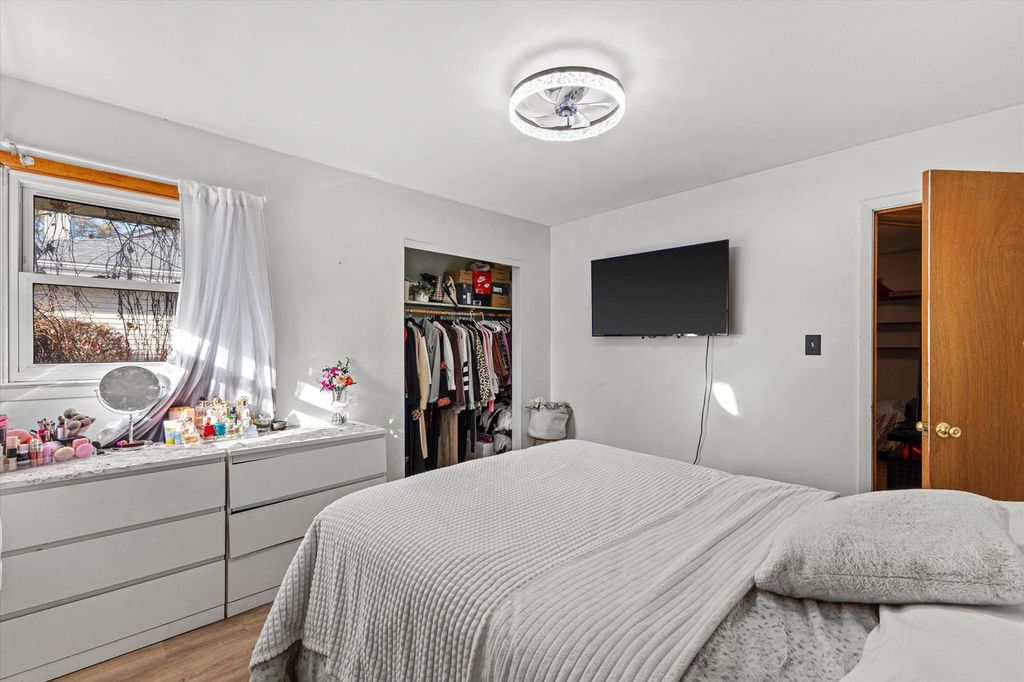 707 W Maplewood COURT, Milwaukee, WI 53221