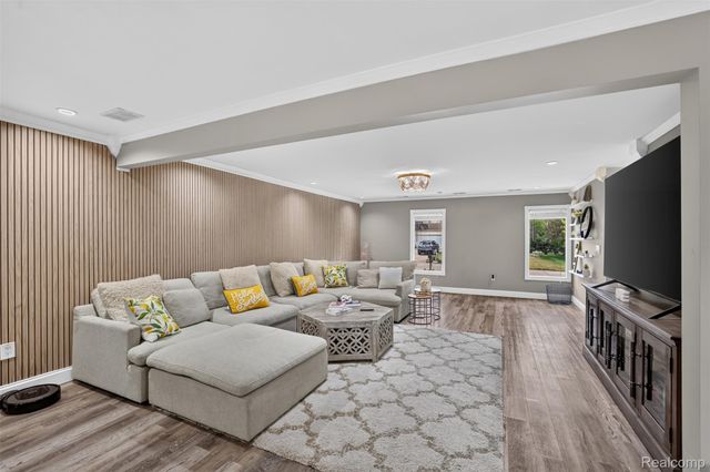 37967 W Meadowhill Drive, Farmington Hills, MI 48167