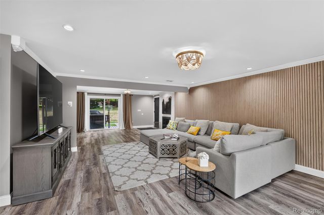 37967 W Meadowhill Drive, Farmington Hills, MI 48167