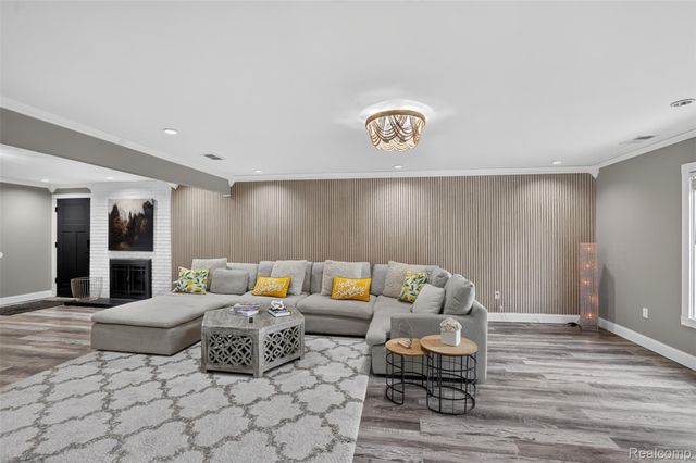 37967 W Meadowhill Drive, Farmington Hills, MI 48167