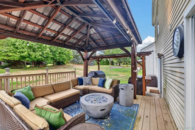 37967 W Meadowhill Drive, Farmington Hills, MI 48167