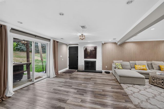 37967 W Meadowhill Drive, Farmington Hills, MI 48167