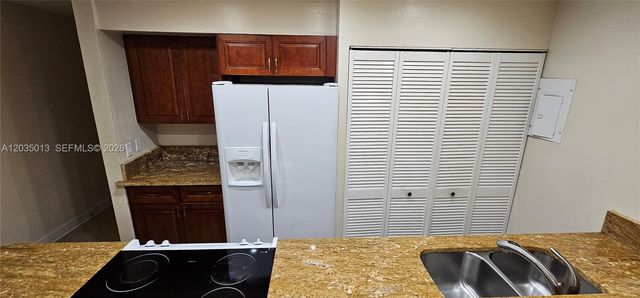 5352 NE 6th Avenue G9, Oakland Park, FL 33334