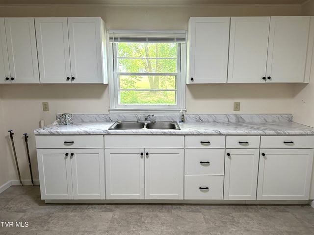2200 East 7th Avenue, Johnson City, TN 37601