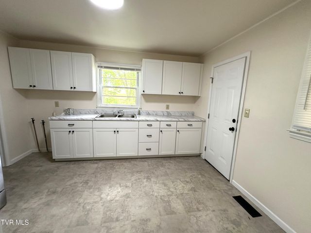 2200 East 7th Avenue, Johnson City, TN 37601