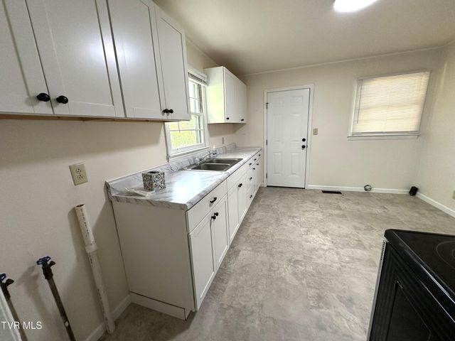 2200 East 7th Avenue, Johnson City, TN 37601