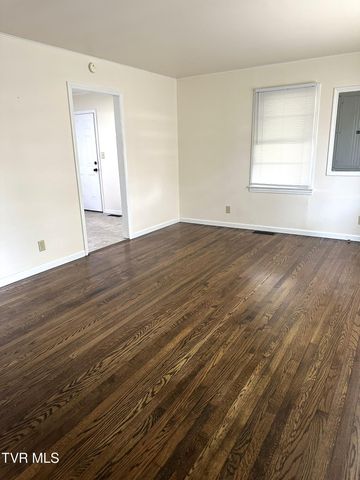 2200 East 7th Avenue, Johnson City, TN 37601