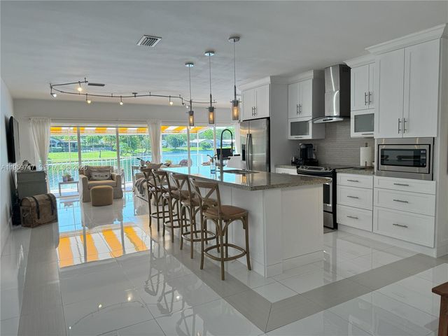 7002 Holly Rd, Miami Lakes, FL 33014