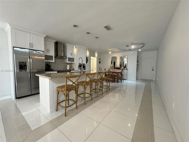 7002 Holly Rd, Miami Lakes, FL 33014