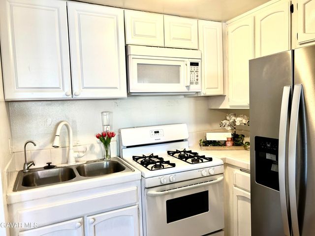 38710 E 10th Street Apt 12, Palmdale, CA 93550